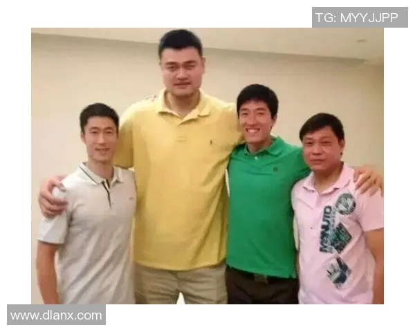 篮球与足球巨星同框合影展现体育魅力与友谊的精彩瞬间