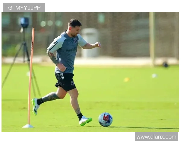 梅西身穿长袖球衣展现风采引发球迷热议与期待